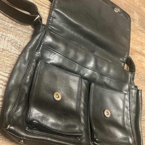 Danier MINT new as possible Black Leather Messenger/crossbody bag ultra soft - Picture 3 of 16